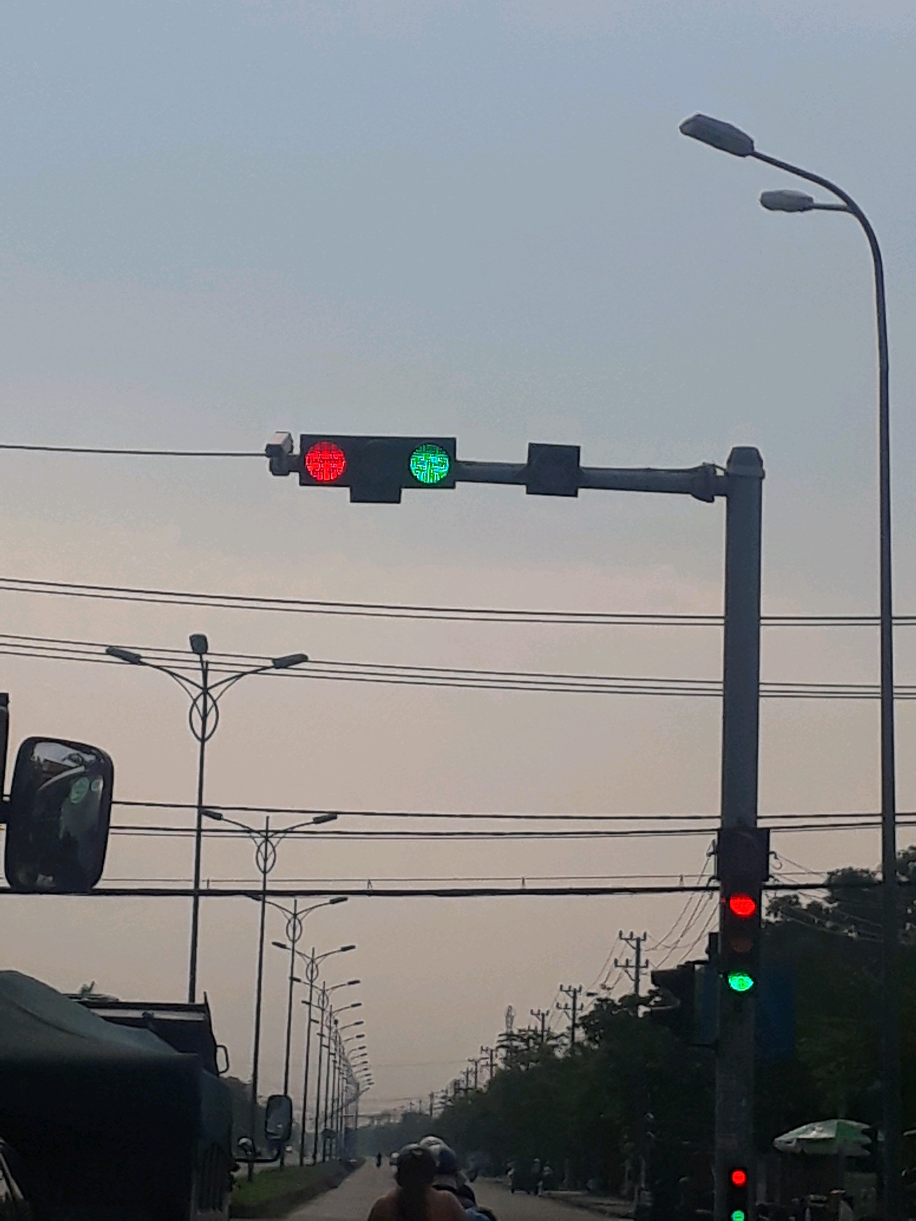 Đèn giao thông là trung tâm của sự an toàn giao thông. Hãy xem hình ảnh các đèn giao thông trên khắp thành phố và cùng nhau hiểu về vai trò quan trọng của chúng nhé!